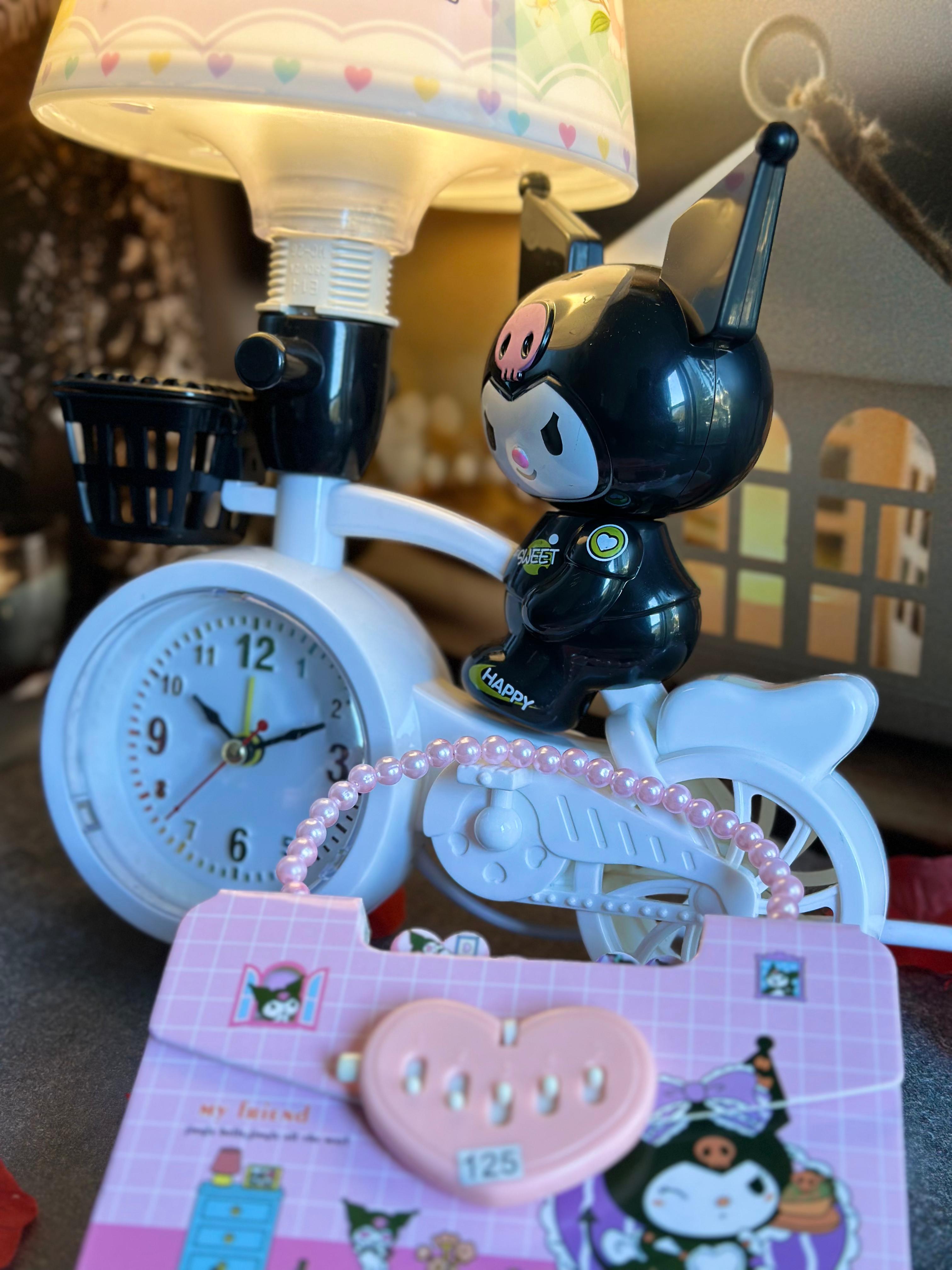 Lambalı Masa Saati ve Desenli Defter