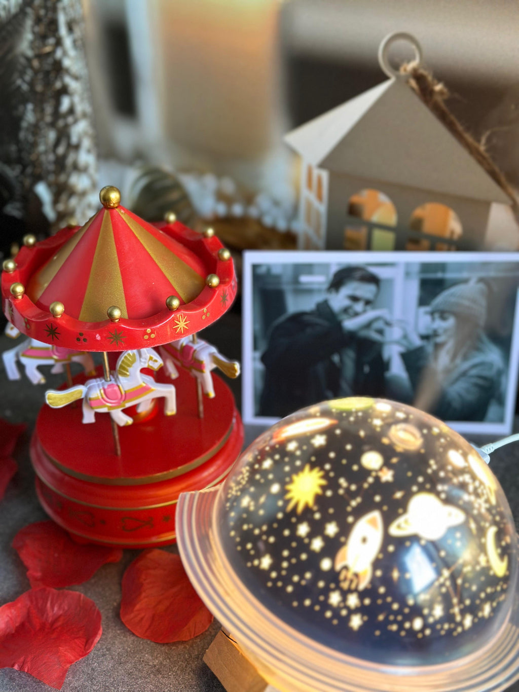Romantik Anı Seti – Atlı Karınca, Kişiye Özel Fotoğraf ve Galaksi Işıklı Küre Nenlemdirici