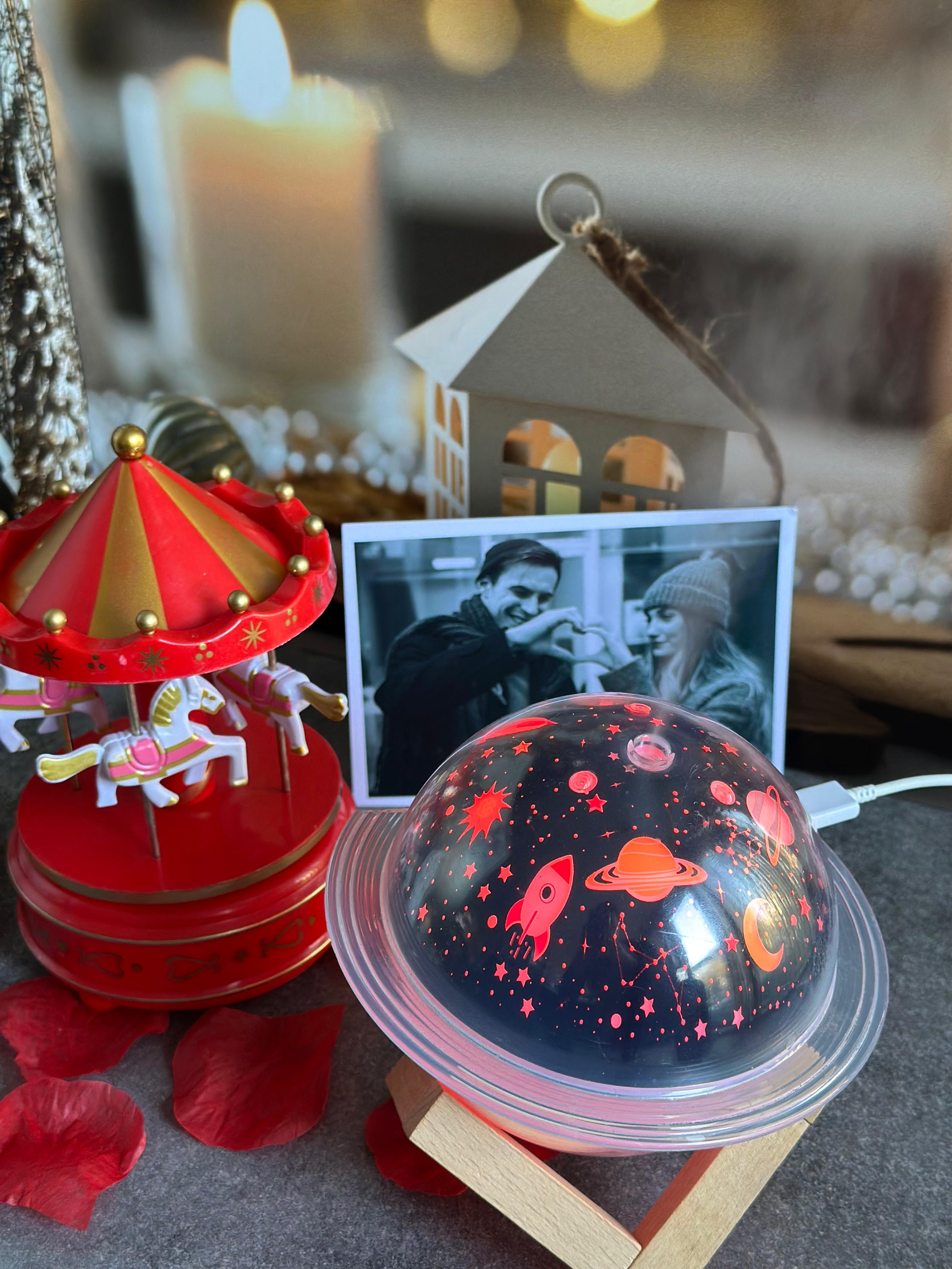 Romantik Anı Seti – Atlı Karınca, Kişiye Özel Fotoğraf ve Galaksi Işıklı Küre Nenlemdirici