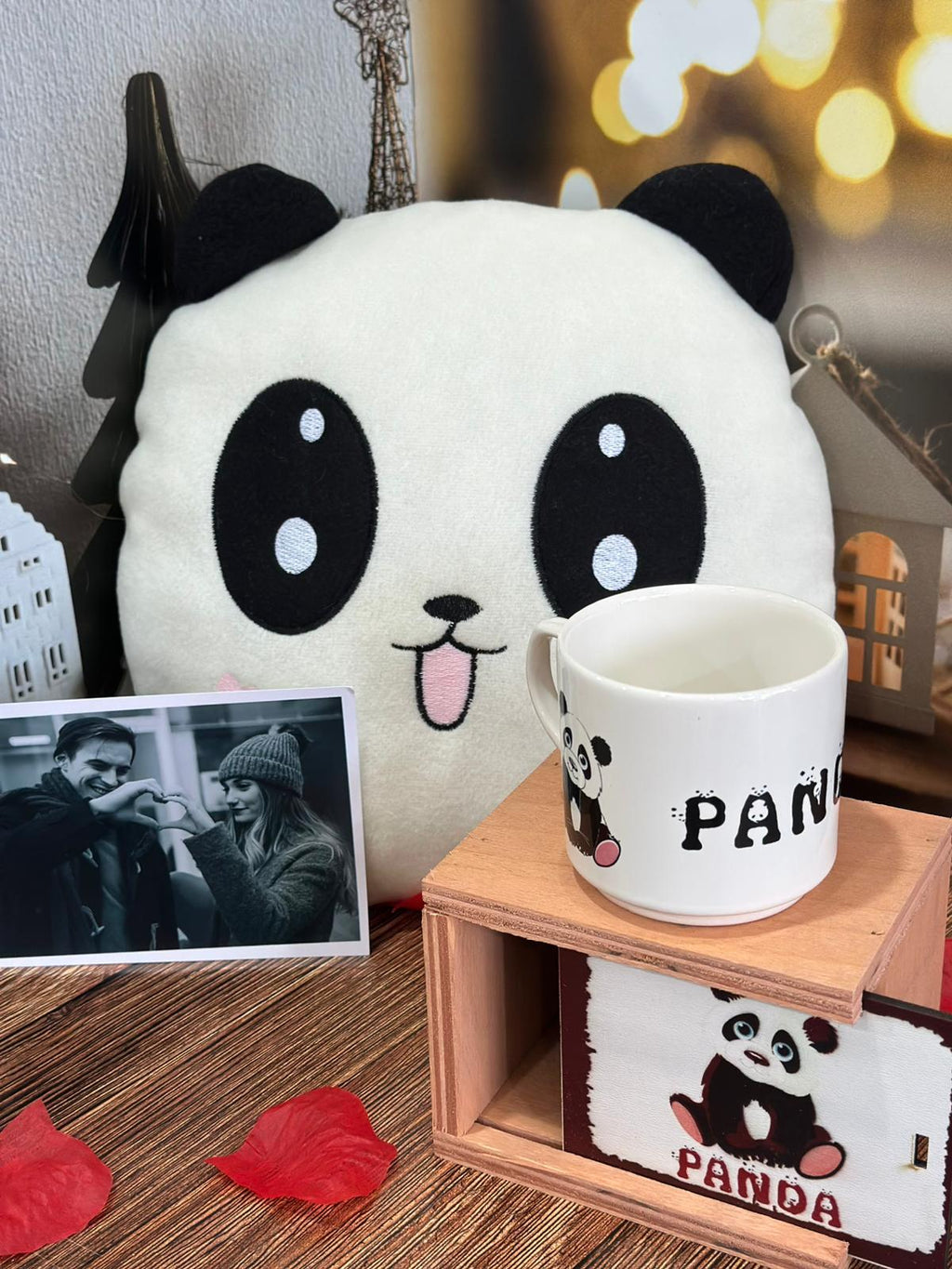 Panda Kupa  Panda Peluş Yastık  Ahşap Mini Stand (veya Dekoratif Ahşap Kutu)  Fotoğraf Kartı