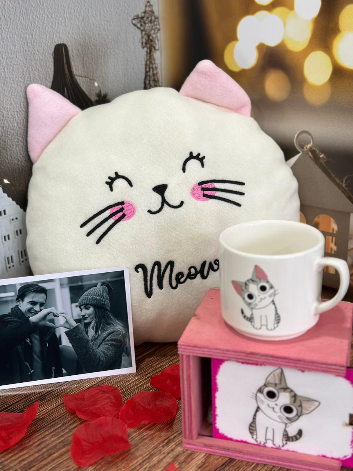 Kedi Peluş Yastık Kedi Baskılı Kupa ve Kişiye Özel Fotoğraf Kartı
